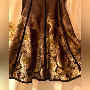 Silky Soft Skirt by Apostrophe in Sz. 8 P. 
Hidden side zipper, flattering skirt